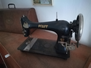 Starodávný šicí stroj značky Pfaff