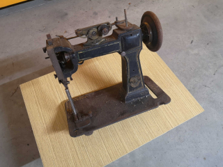 Prodám šicí stroj Singer model 46K1 – sběratelský a historický kus